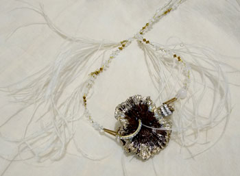 Collar flor plumas